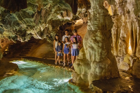 Grupa dzieci odwiedzająca La Palmatoria w Gruta de las Maravillas w Aracena. Huelva, Andaluzja