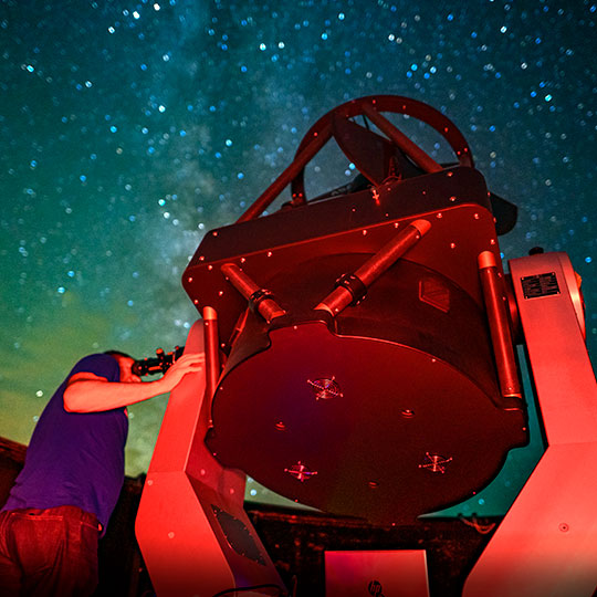 Ночное наблюдение за звездами с помощью телескопа в центре Galáctica (Теруэль)