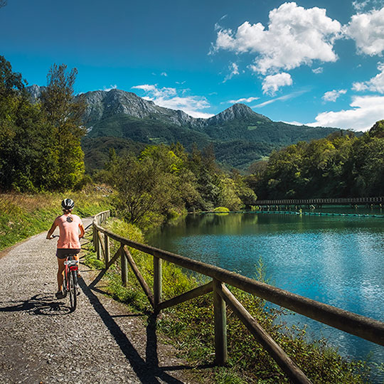  Un touriste à vélo sur la Senda del Oso, Asturies