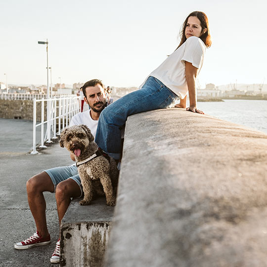 Paar mit Hund im Hafen von Gijón, Asturien