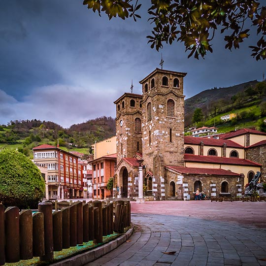  Moreda de Aller, localité traversée par la route de la rivière Aller, en Asturies