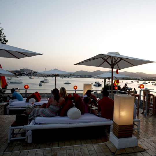 Terraza frente al mar en la isla de Ibiza (Baleares)