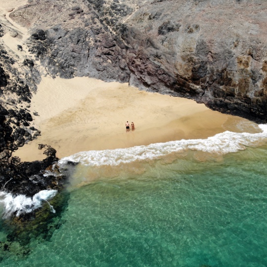 Zaciszna plaża w pobliżu plaży Papagayo, Lanzarote