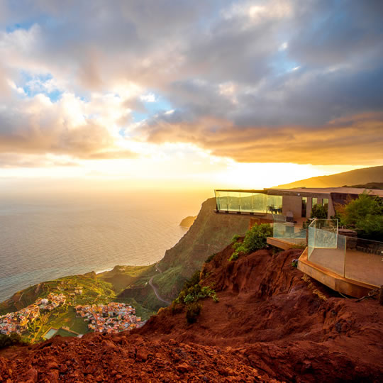 Edificio Mirador de Abrante con balcón de observación de vidrio sobre el pueblo de Agulo en la isla de La Gomera