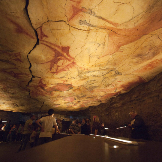 Turistas na “neocueva” das Grutas de Altamira, em Santillana del Mar (Cantábria)