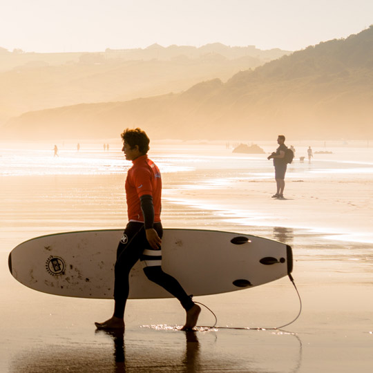 Surfer am Strand von San Vicente de la Barquera (Kantabrien)