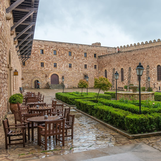 Terrazza e giardini nella corte del castello di Sigüenza, Guadalajara Terrazza e giardini nella corte del castello di Sigüenza, Guadalajara