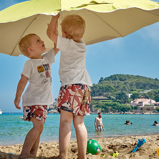 Bambini alla Cala de la Fosca, Girona