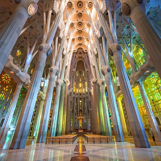 Navata interna della Sagrada Familia a Barcellona, Catalogna