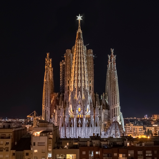 Veduta notturna della Sagrada Familia a Barcellona, Catalogna