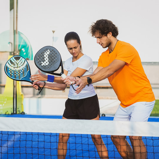 Persone che imparano a giocare a padel