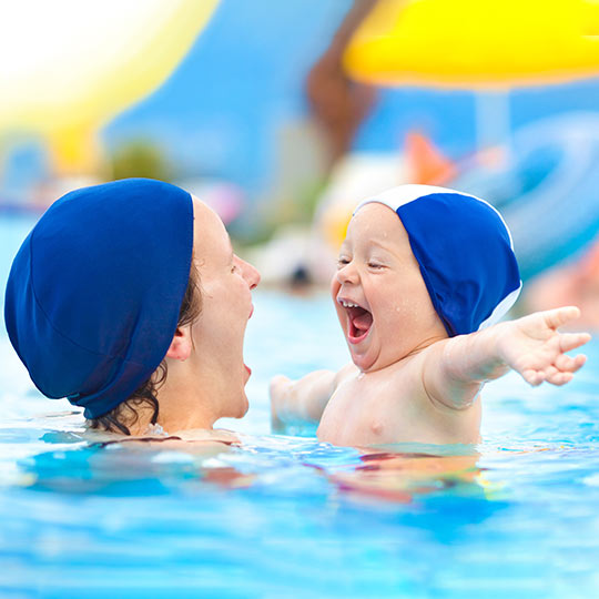 Família curtindo a piscina infantil