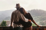 Couple qui s'étreint en regardant les montagnes