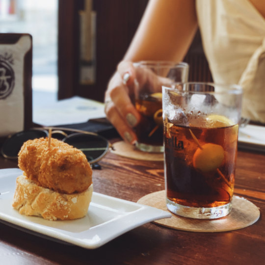 Típico vermú con tapa de croquetas