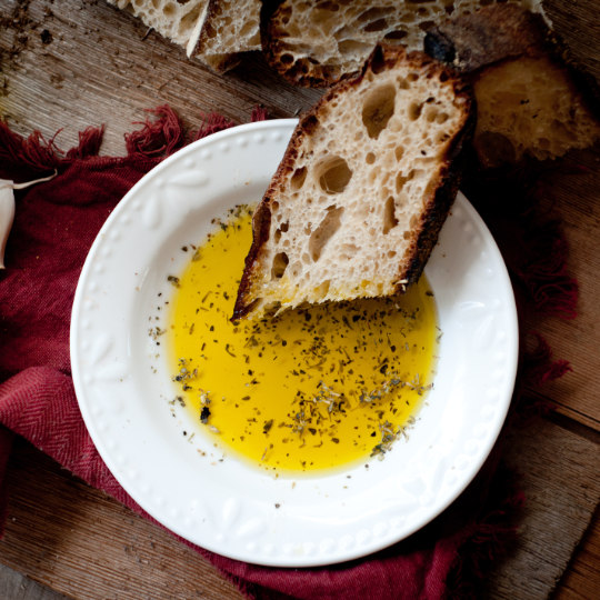 Rebanada de pan y plato con aceite