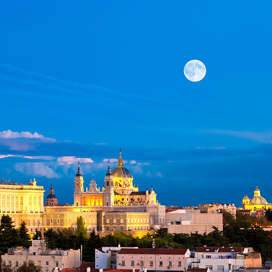 Veduta della Cattedrale della Almudena e del Palazzo Reale di Madrid dalla montagna del Príncipe Pío