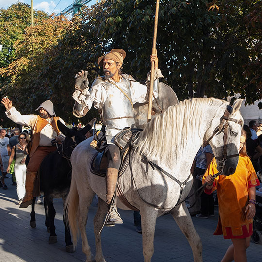 Personagens de Dom Quixote e Sancho Pança no Mercado Cervantes em Alcalá de Henares, Madri