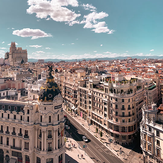 Vue de la Gran Vía faisant l’angle avec la rue Alcalá depuis le cercle des beaux-arts de Madrid