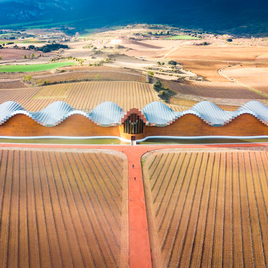 Vista de las bodegas Ysios de Laguardia en Álava, País Vasco