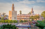 Torre do Ouro com a Giralda ao fundo em Sevilha, Andaluzia