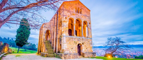 Kirche Santa María del Naranco, Asturien