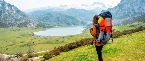 Tourist in Lagos de Covadonga, Nationalpark der Picos de Europa