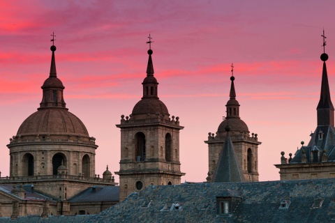  Widok na dachy klasztoru El Escorial o zachodzie słońca w San Lorenzo de El Escorial, Madryt