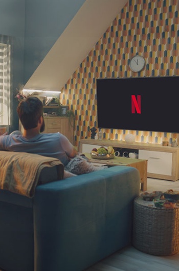 Concurso de cortometrajes_Persona en el salón con Netflix en la TV © Frame Stock Footage
