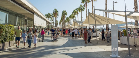 Vista de la zona comercial del Muelle Uno de Málaga, Andalucía