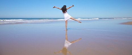 Turista sulla spiaggia di Castilnovo a Cadice, Andalusia