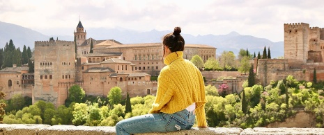 Un turista ammira le vedute dell'Alhambra di Granada, Andalusia