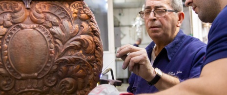 Detalle de artesanos en un taller de orfebrería de Utrera en Sevilla, Andalucía