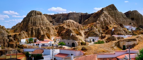 Widok na różne domy-jaskinie w Guadix w prowincji Grenady, Andaluzja