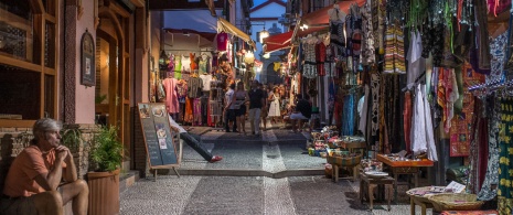 Rua no mercado de La Alcaicería, em Granada, Andaluzia