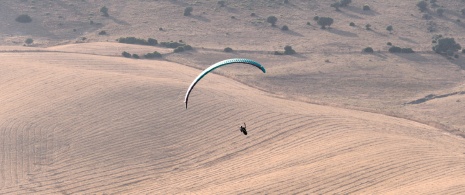 Turysta na paralotni w Vejer de la Frontera w Kadyksie w Andaluzji