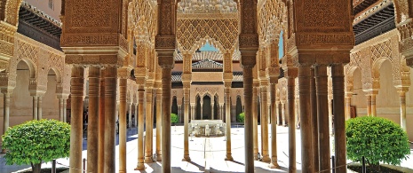 Patio de los Leones de la Alhambra, Granada