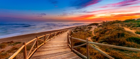 Sonnenuntergang am Strand von Artola in der Stadt Marbella in Malaga, Andalusien.