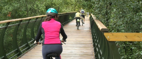 Cyclistes sur la voie verte de la Sierra