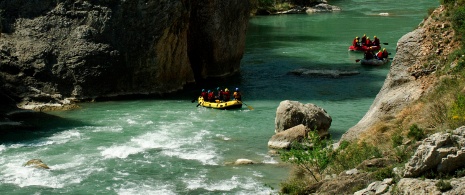 Personas practicando rafting en el río Gállego en la Hoya de Huesca, Aragón