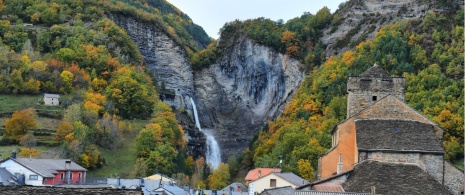 Ansichten von Broto, Huesca, mit dem Sorrosal-Wasserfall im Hintergrund.