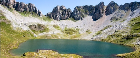 Vistas del Ibon de Acherito, el más occidental de los Pirineos, en Huesca