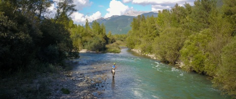 Turista pescando no rio Gállego em Huesca, Aragão