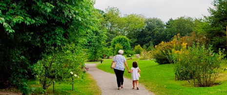 Turistas passeando no Jardim Botânico Atlântico de Gijón, Astúrias