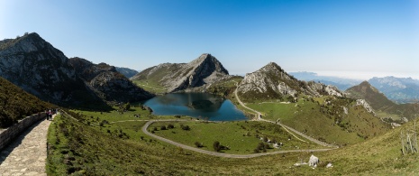 Vista dos lagos de Covadonga no Parque Nacional dos Picos da Europa, em Astúrias