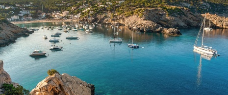 Barche a vela ancorate a Cala Vadella a Ibiza, Isole Baleari