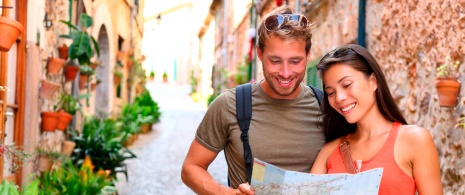 Un couple flâne dans les rues de Valldemossa à Majorque, îles Baléares