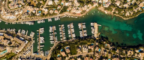 Veduta aerea del porto sportivo di Cala d’Or a Maiorca, Isole Baleari