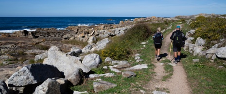 Due pellegrini in cammino lungo la costa di A Guarda