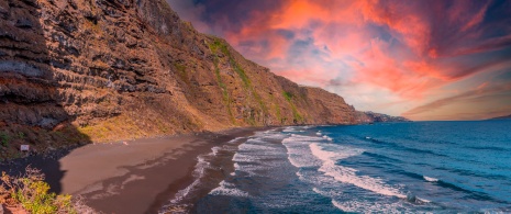 Coucher de soleil sur la plage de Los Nogales de Puntallana à La Palma, îles Canaries