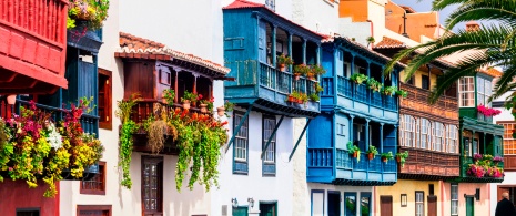 Detalhe de edifícios com arquitetura colonial de Santa Cruz em La Palma, Ilhas Canárias